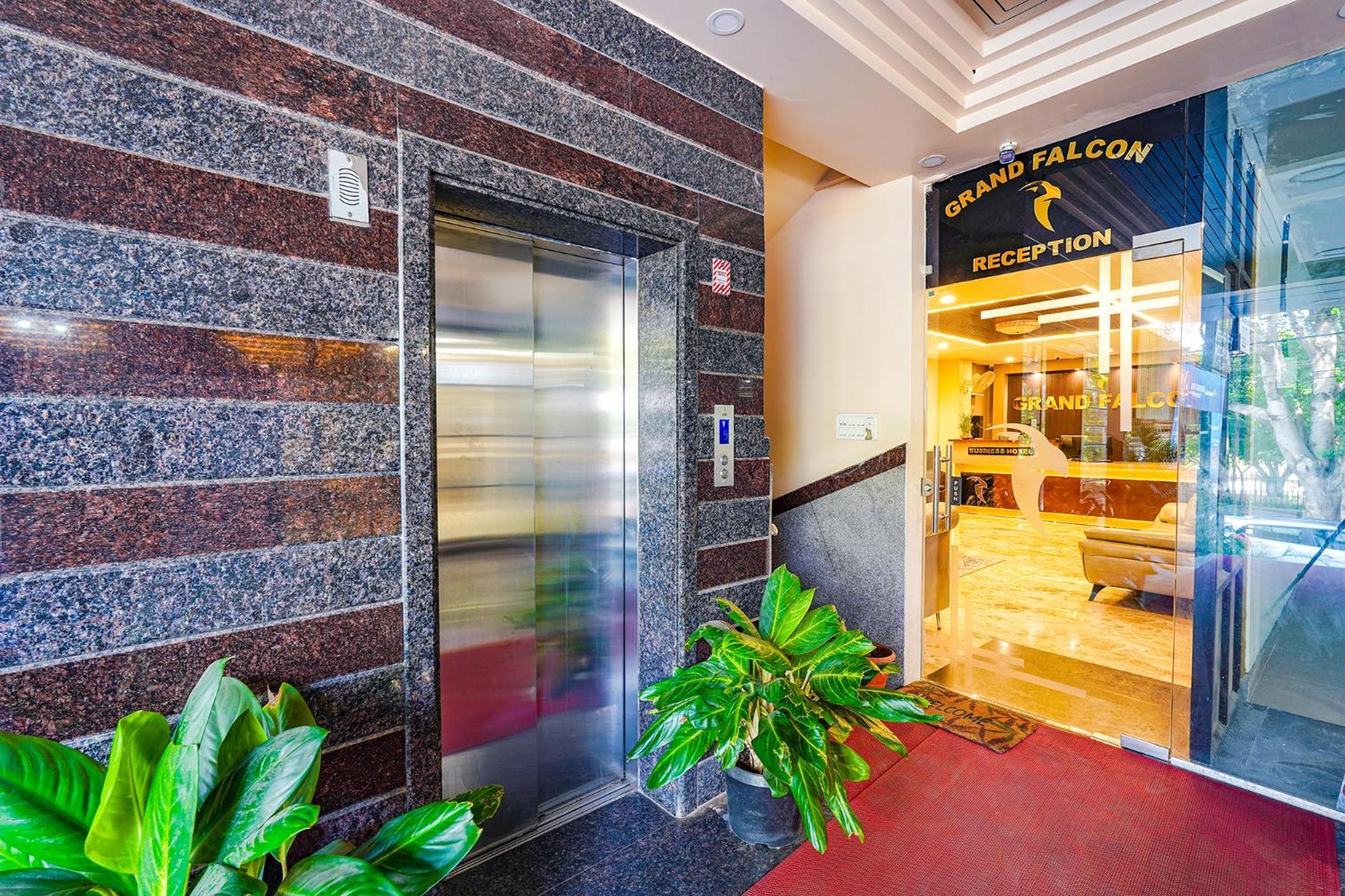 Fabhotel Grand Falcon บังกาลอร์ ภายนอก รูปภาพ