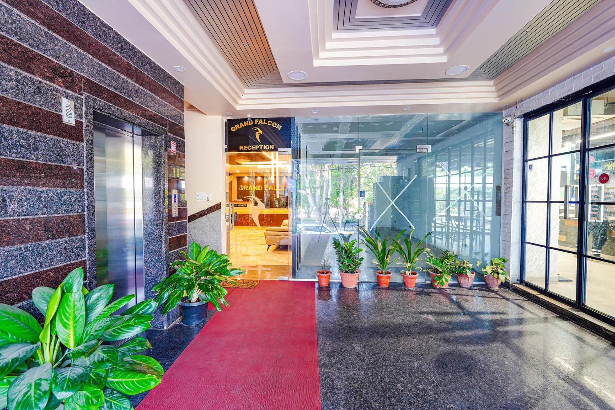 Fabhotel Grand Falcon บังกาลอร์ ภายนอก รูปภาพ